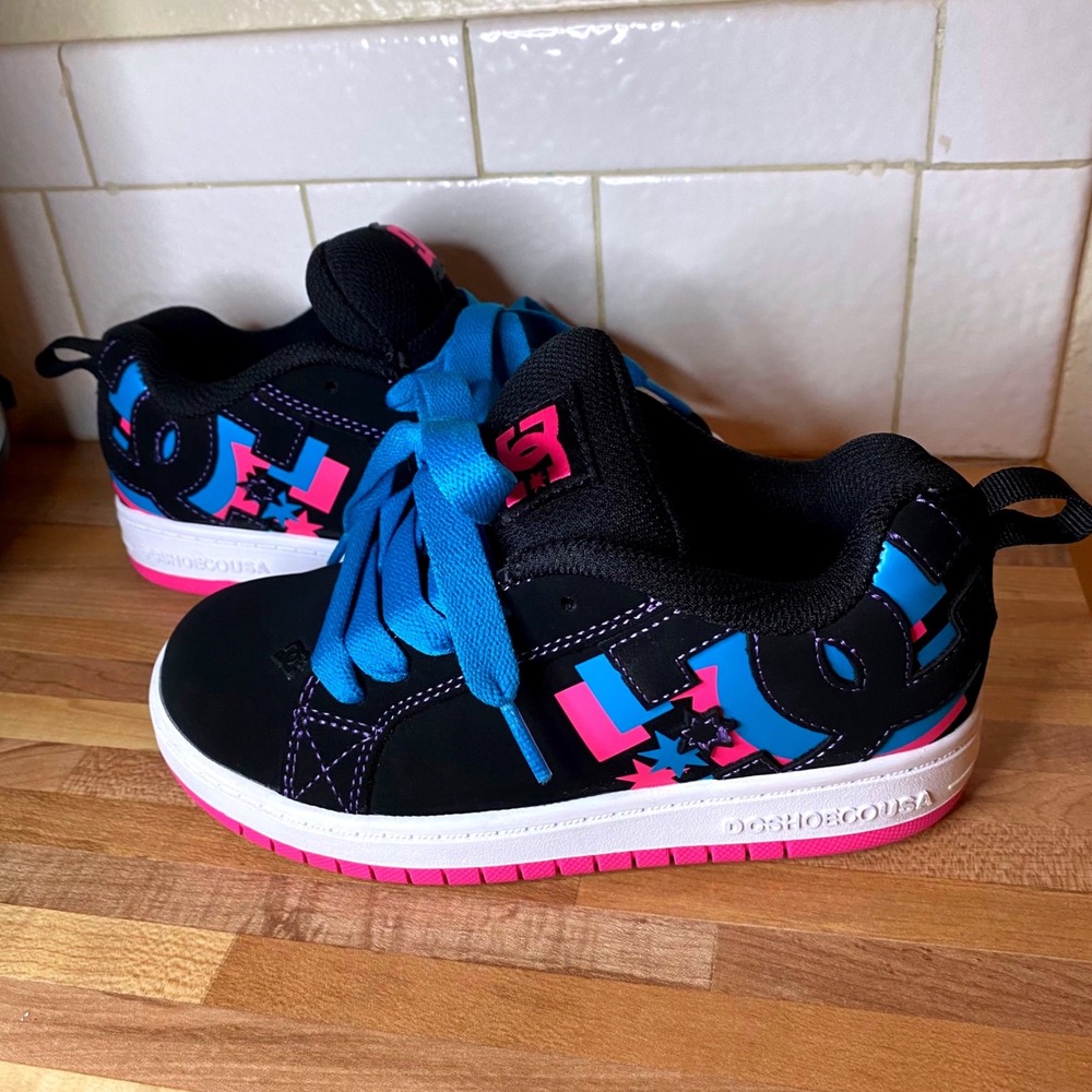 DC Shoes Youth Court Graffik Black Pink Blue Skate Sneakers ADGS100091 Size 1Y